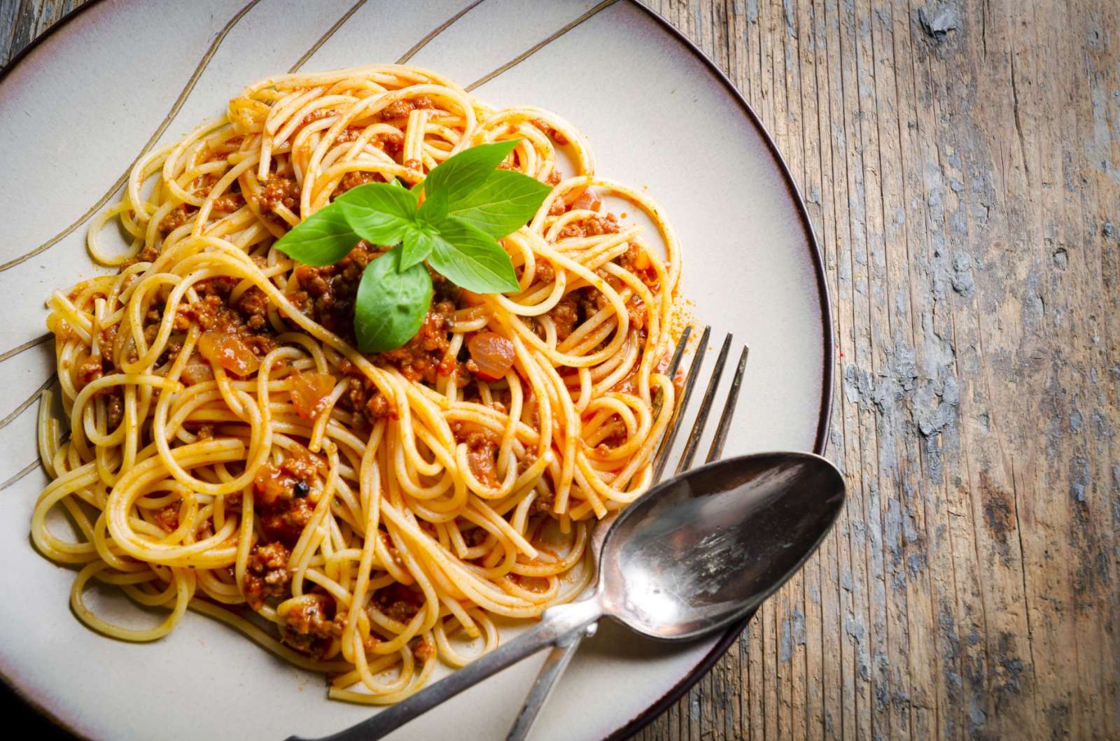 Спагети болонезе с маслини